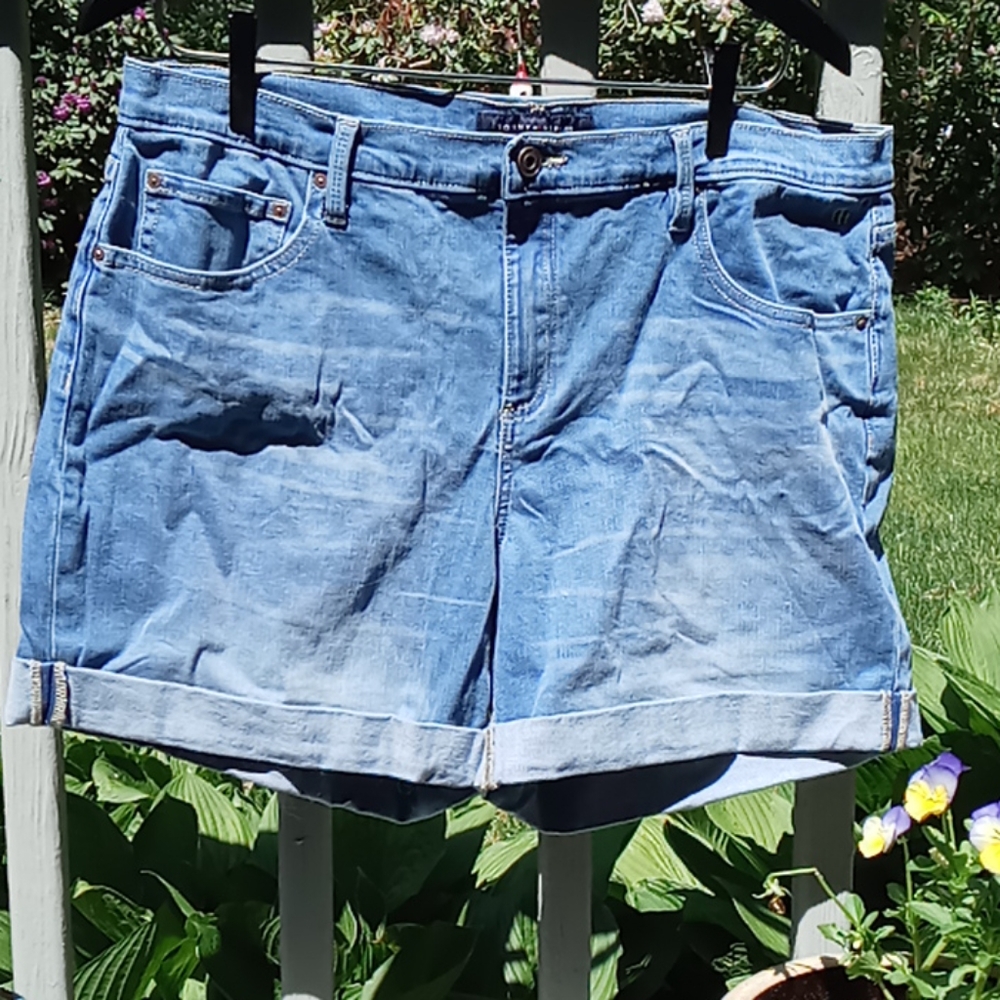 Tommy Hilfiger comfortable jean shorts 😊